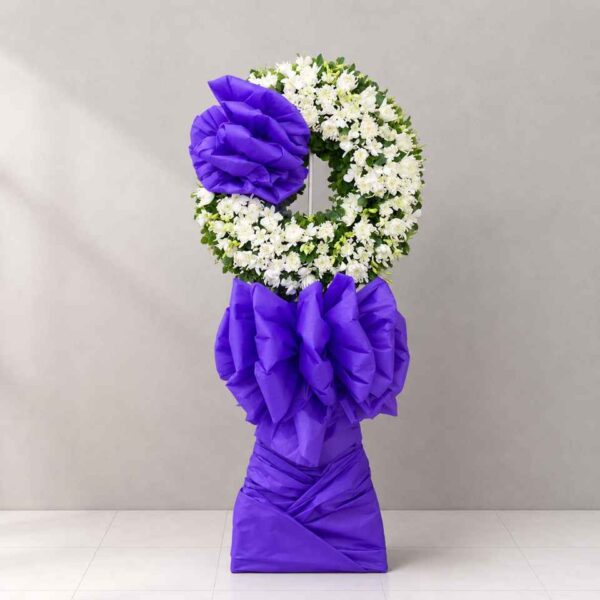 Kệ hoa chia buồn 180 vòng hoa trắng kết hợp nơ tím nổi bật, thiết kế sang trọng và trang nhã