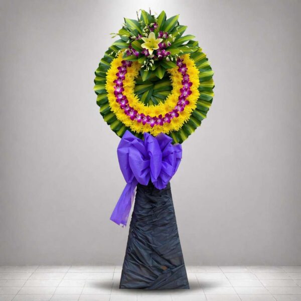 Kệ hoa chia buồn 190 với vòng hoa vàng tím sang trọng, nổi bật trên nền lá xanh, phù hợp gửi lời tiễn biệt trang trọng