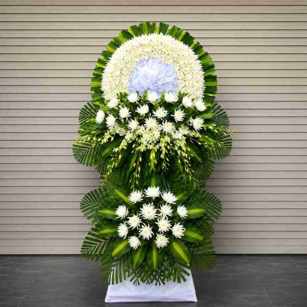 Kệ hoa chia buồn 193 với vòng hoa cúc trắng lớn kết hợp lan trắng và lá xanh nghệ thuật, thiết kế trang trọng dành cho lễ tang và viếng chia buồn.