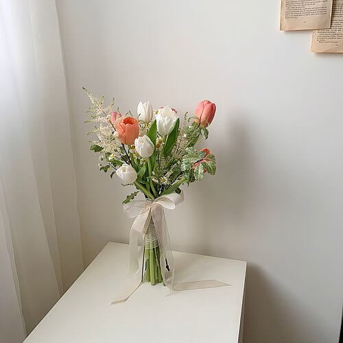 Hoa cưới tulip sẽ khiến cho ngày kỷ niệm của bạn trở nên đặc biệt hơn. Với đa dạng màu sắc và hình dáng, hoa tulip sẽ tôn lên vẻ đẹp của cô dâu và sự trang trọng trong lễ cưới.