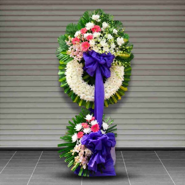 Kệ hoa chia buồn 209 tông trắng phối hoa hồng phấn, vòng hoa tang lễ sang trọng kèm nơ tím nổi bật