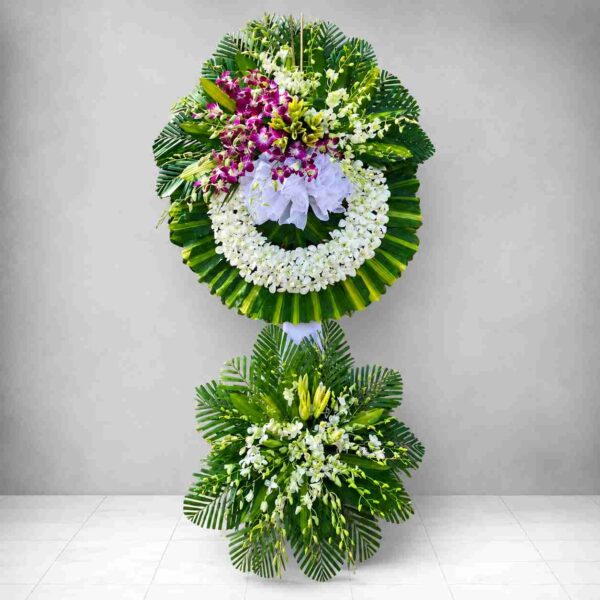 Kệ hoa chia buồn 210 tông trắng xanh sang trọng với vòng hoa lan trắng kết hợp hoa tím, thiết kế trang nghiêm và tinh tế dành cho lễ viếng