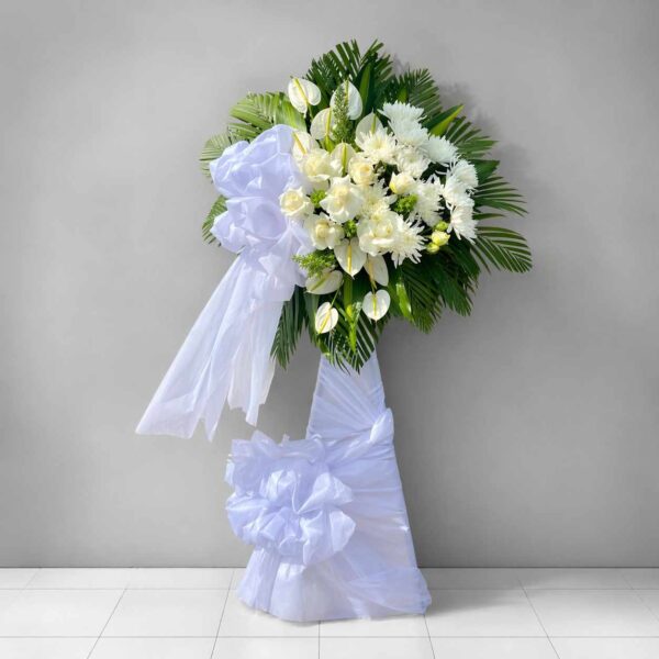 Kệ hoa chia buồn 219 tông trắng trang nhã với hoa cúc, hoa hồng và lá xanh sang trọng