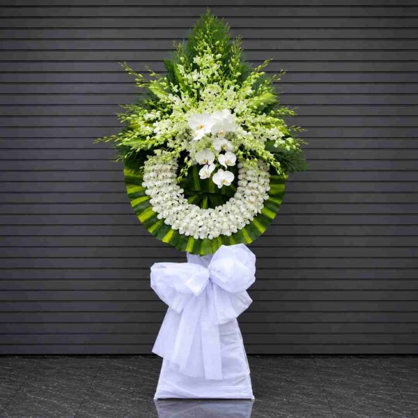 Kệ hoa chia buồn 220 với vòng hoa lan trắng cao cấp kết hợp lan hồ điệp trắng và lá xanh nghệ thuật, thiết kế trang trọng, sang trọng dành cho lễ viếng.