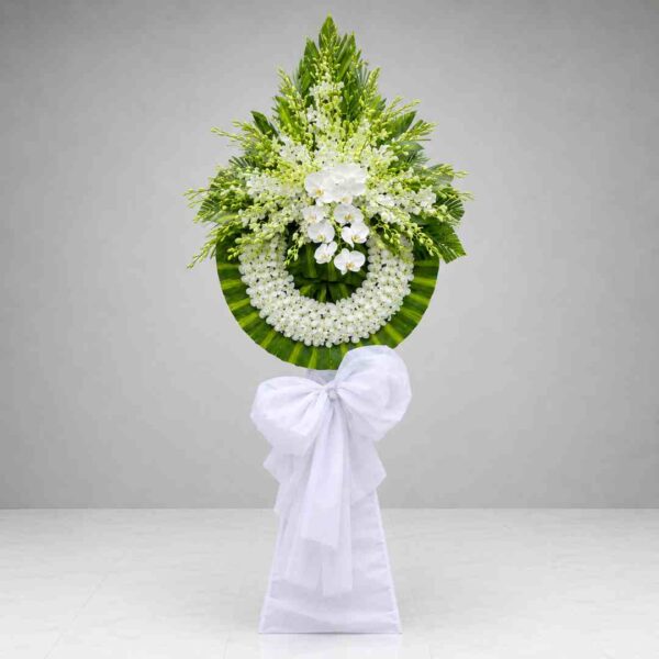 Kệ hoa chia buồn 220 với vòng hoa lan trắng cao cấp kết hợp lan hồ điệp trắng và lá xanh nghệ thuật, thiết kế trang trọng, sang trọng dành cho lễ viếng.