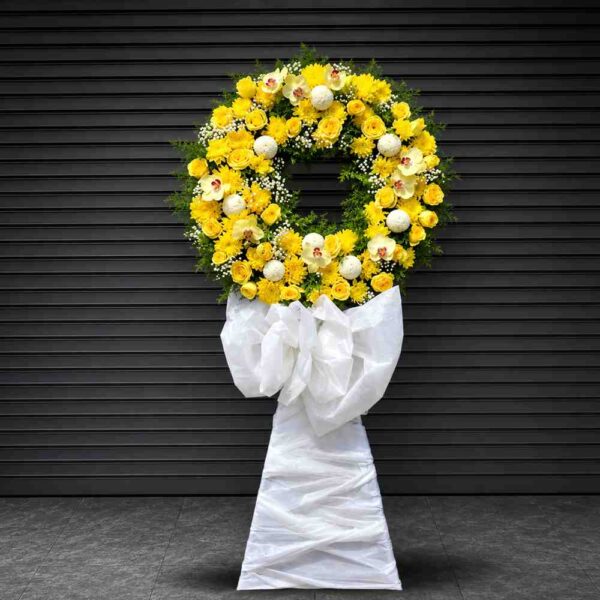 Kệ hoa chia buồn 222 vòng hoa tông vàng trắng nổi bật với hoa hồng vàng, lan hồ điệp và hoa cúc trắng sang trọng dành cho lễ viếng