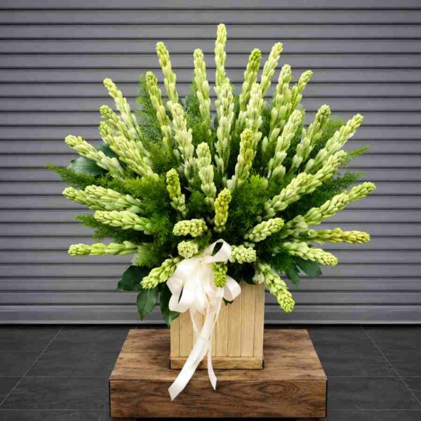 Giỏ hoa kính viếng hoa huệ trắng kết hợp lá xanh tươi trong giỏ gỗ sang trọng, thiết kế trang nhã và trang nghiêm