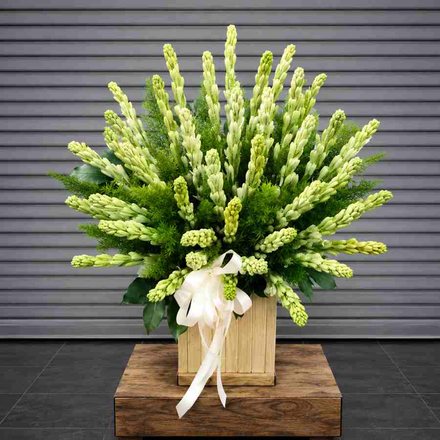 Giỏ hoa kính viếng 2 Giỏ hoa kính viếng hoa huệ trắng kết hợp lá xanh tươi trong giỏ gỗ sang trọng, thiết kế trang nhã và trang nghiêm
