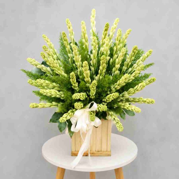 Hoa bàn thờ đám tang, 6 Loài hoa tưởng nhớ người đã mất 8 Giỏ hoa kính viếng hoa huệ trắng kết hợp lá xanh tươi trong giỏ gỗ sang trọng, thiết kế trang nhã và trang nghiêm