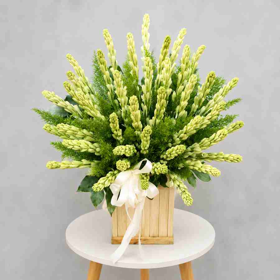 Giỏ hoa kính viếng 1 Giỏ hoa kính viếng hoa huệ trắng kết hợp lá xanh tươi trong giỏ gỗ sang trọng, thiết kế trang nhã và trang nghiêm