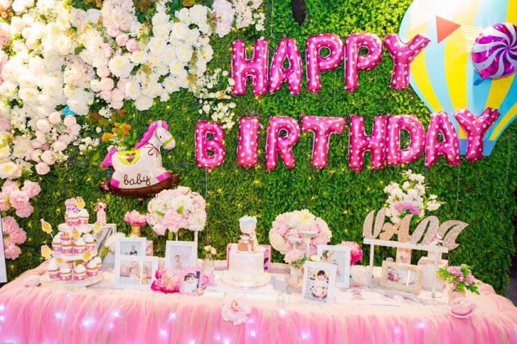 Những cách cắm hoa để bàn tiệc sinh nhật bắt mắt hấp dẫn
