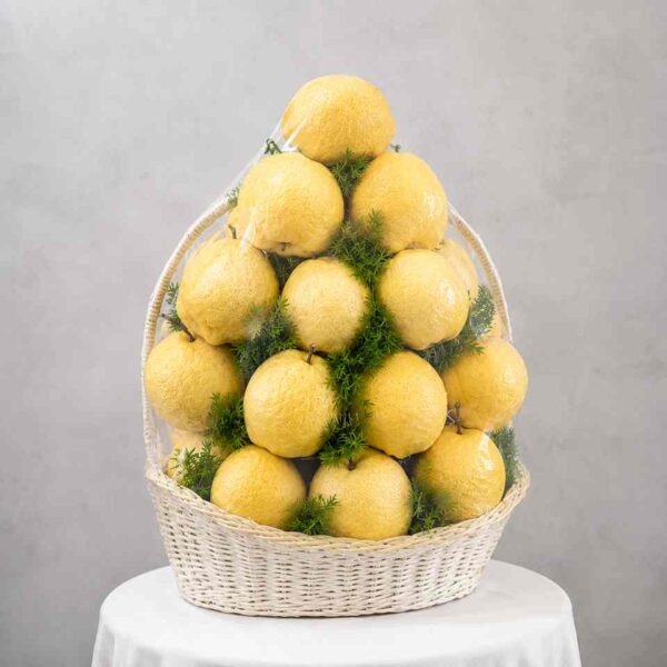 Giỏ trái cây chia buồn với cam vàng cao cấp được sắp xếp sang trọng trong giỏ mây trắng, thể hiện sự chia sẻ, động viên và lòng thành kính trong dịp tang lễ.