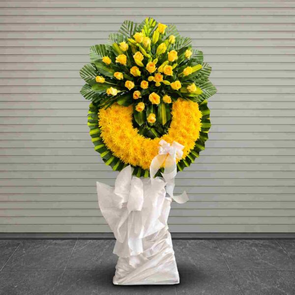 Hoa viếng tang lễ cúc vàng tưởng nhớ 235 với vòng hoa cúc vàng kết hợp hoa hồng vàng sang trọng, thiết kế trang nghiêm và tinh tế dành cho lễ viếng chia buồn.