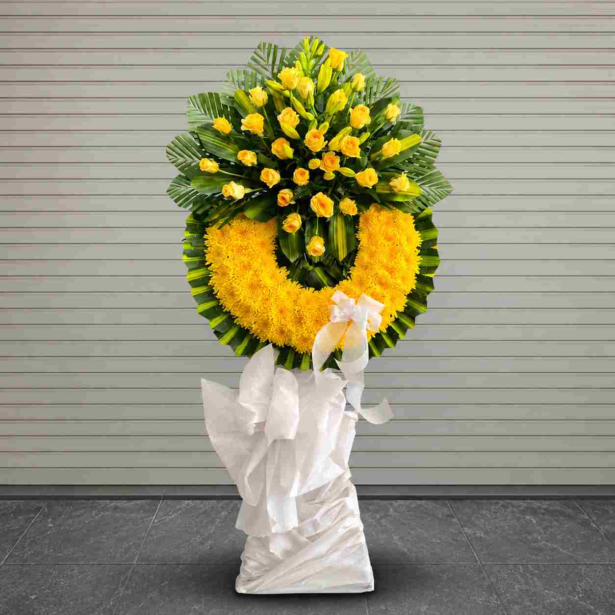 Hoa Viếng Tang Lễ Cúc Vàng Tưởng Nhớ 235 2 Hoa viếng tang lễ cúc vàng tưởng nhớ 235 với vòng hoa cúc vàng kết hợp hoa hồng vàng sang trọng, thiết kế trang nghiêm và tinh tế dành cho lễ viếng chia buồn.