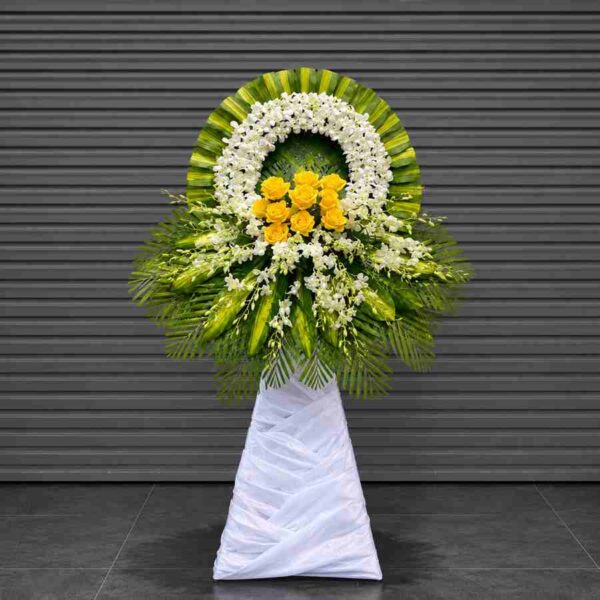 Kệ hoa chia buồn 231 thiết kế vòng hoa lan trắng kết hợp hoa hồng vàng và lá xanh sang trọng