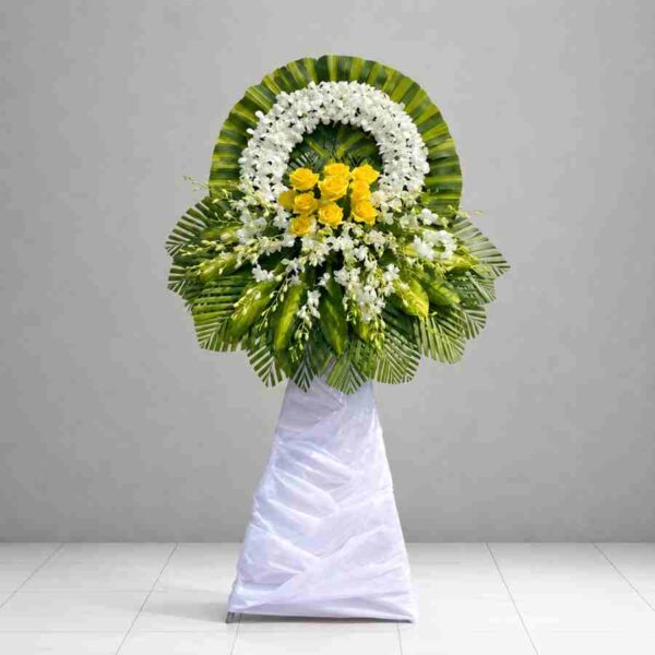 Kệ hoa chia buồn 231 thiết kế vòng hoa lan trắng kết hợp hoa hồng vàng và lá xanh sang trọng
