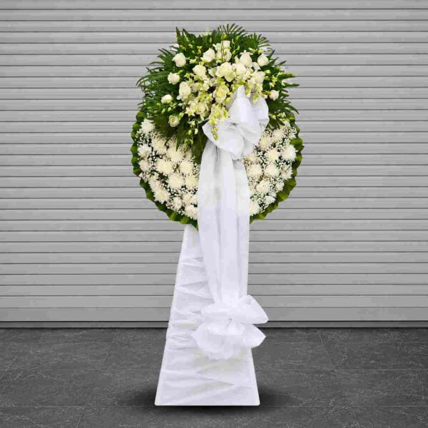 Kệ Hoa Viếng Tiễn Biệt 312 với hoa hồng trắng, cúc trắng và lan trắng sang trọng, thiết kế trang nghiêm thể hiện sự tiếc thương và chia buồn sâu sắc.