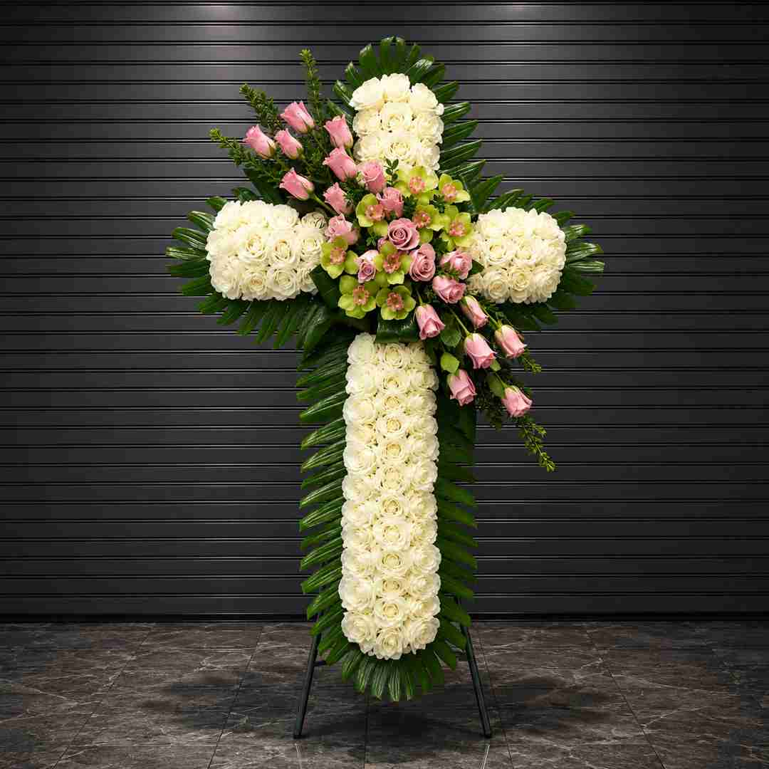 Kệ hoa chia buồn 271 2 Kệ hoa chia buồn 271 – Thánh giá hoa hồng trắng kết hợp hoa hồng phấn và lan xanh sang trọng, thể hiện lòng tiếc thương, sự kính trọng và lời cầu nguyện bình an dành cho người đã khuất.