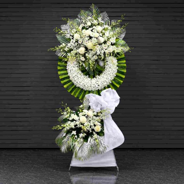 Kệ hoa chia buồn 300 với vòng hoa trắng sang trọng kết hợp hoa cúc trắng, hoa hồng trắng và lá xanh nghệ thuật, thể hiện sự tiếc thương và lòng thành kính sâu sắc.