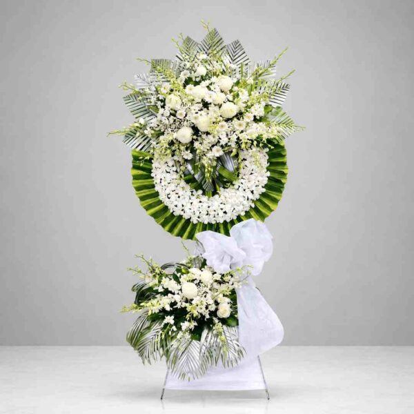 Kệ hoa chia buồn 300 với vòng hoa trắng sang trọng kết hợp hoa cúc trắng, hoa hồng trắng và lá xanh nghệ thuật, thể hiện sự tiếc thương và lòng thành kính sâu sắc.