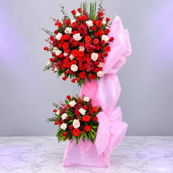 Kệ hoa khai trương Hỷ Sắc Vinh Hoa hai tầng phối hoa đỏ trắng sang trọng.