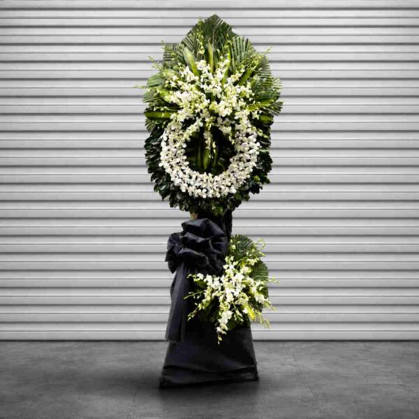 Kệ hoa chia buồn 249 tông trắng sang trọng với hoa lan trắng kết vòng, thiết kế trang nhã thể hiện sự tiếc thương sâu sắc.