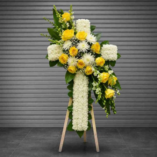 Kệ hoa chia buồn 270 thiết kế hình thánh giá với hoa trắng và hoa hồng vàng sang trọng, mang ý nghĩa tưởng niệm và chia sẻ sâu sắc.