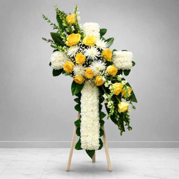Kệ hoa chia buồn 270 thiết kế hình thánh giá với hoa trắng và hoa hồng vàng sang trọng, mang ý nghĩa tưởng niệm và chia sẻ sâu sắc.