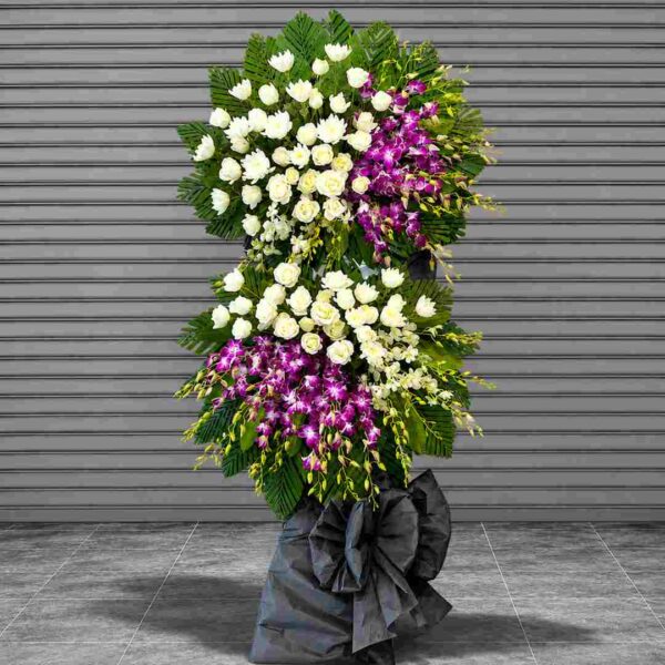 Kệ hoa chia buồn 309 phối hoa hồng trắng và lan tím sang trọng, thiết kế hai tầng nổi bật thể hiện sự kính trọng và tiếc thương sâu sắc