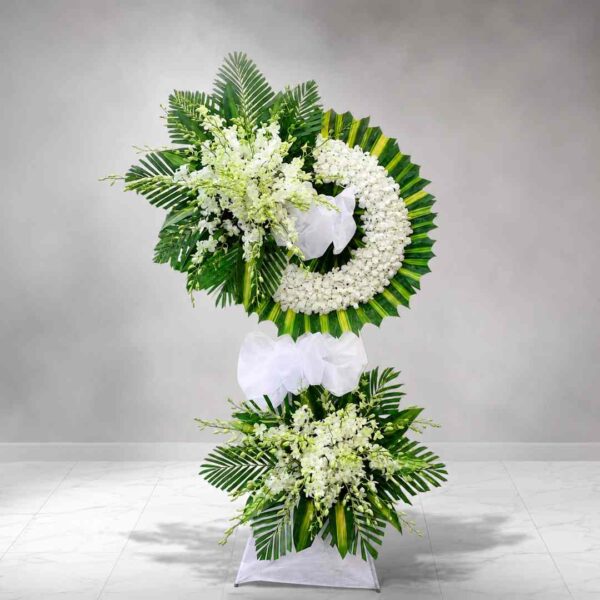 Kệ hoa chia buồn 322 thiết kế vòng hoa trắng kết hợp lá xanh sang trọng, kiểu dáng hiện đại thể hiện sự tiếc thương và kính trọng sâu sắc