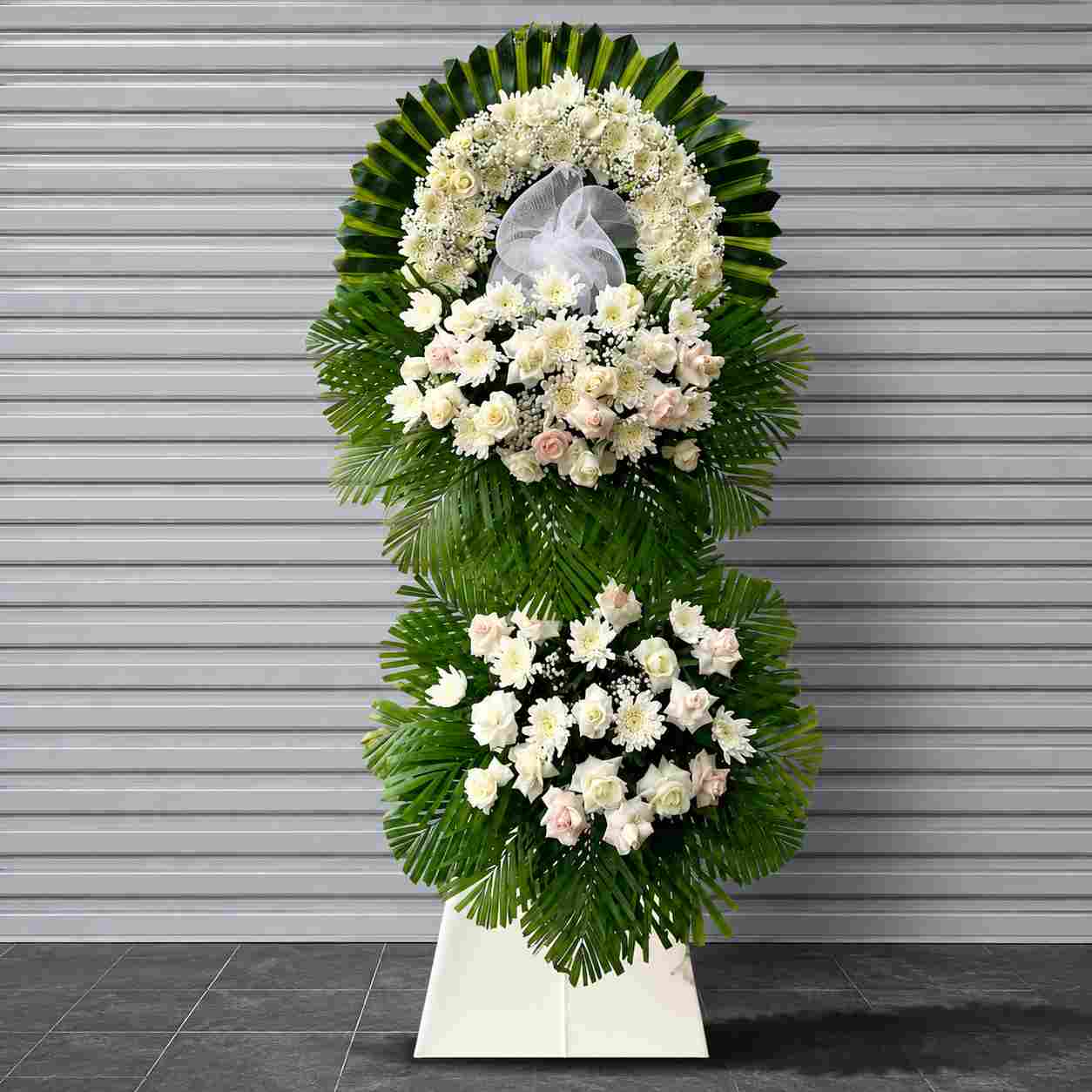 Kệ hoa chia buồn 333 2 Kệ hoa chia buồn 333 tone trắng sang trọng với hoa hồng trắng, cúc trắng kết hợp lá xanh, thiết kế hai tầng trang nghiêm dành cho lễ tang.