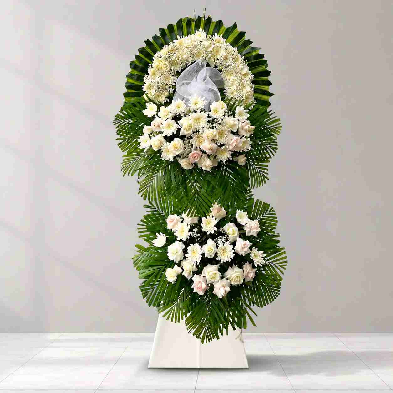 Kệ hoa chia buồn 333 1 Kệ hoa chia buồn 333 tone trắng sang trọng với hoa hồng trắng, cúc trắng kết hợp lá xanh, thiết kế hai tầng trang nghiêm dành cho lễ tang.