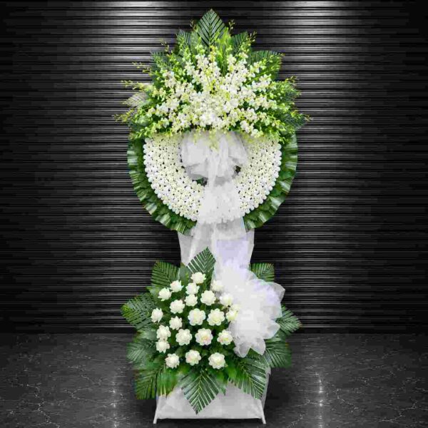 Kệ hoa chia buồn 352 với vòng hoa trắng cao cấp kết hợp lan trắng, hoa hồng trắng và lá xanh nổi bật, thiết kế hai tầng trang trọng thể hiện lòng thành kính và sự tiếc thương sâu sắc.