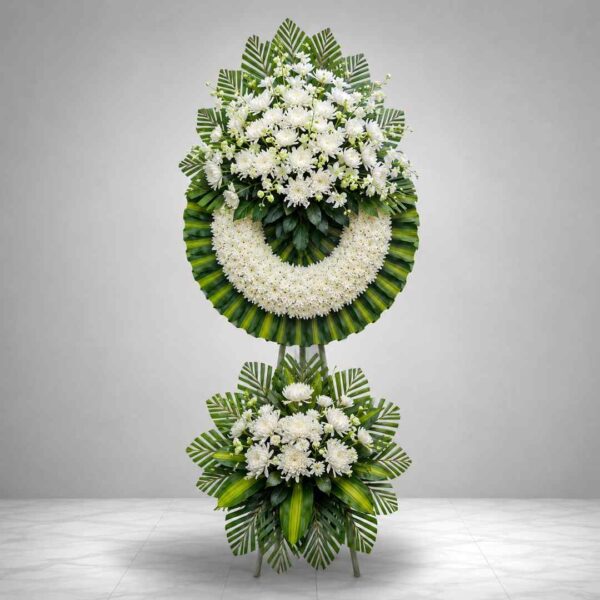 Kệ hoa chia buồn 354 tone trắng xanh sang trọng với vòng hoa cúc trắng và lá xanh nghệ thuật