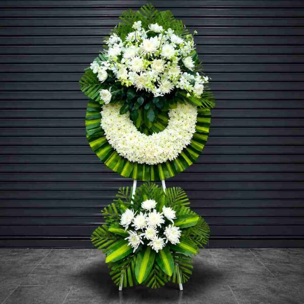 Kệ hoa chia buồn 354 tone trắng xanh sang trọng với vòng hoa cúc trắng và lá xanh nghệ thuật