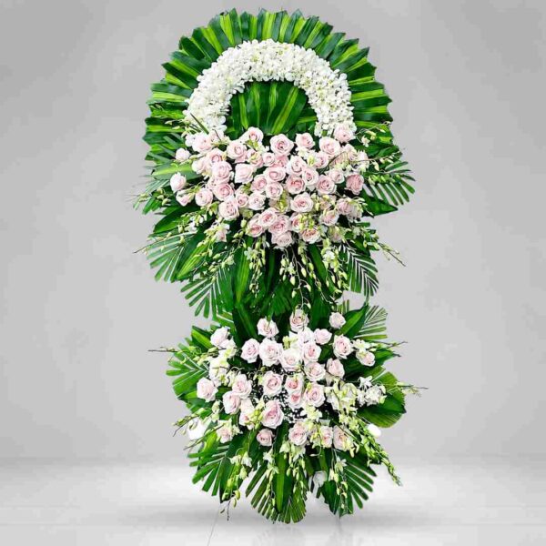 Kệ hoa chia buồn 357 tone trắng hồng sang trọng với hoa hồng pastel, lan trắng và lá xanh nổi bật thiết kế hai tầng hiện đại