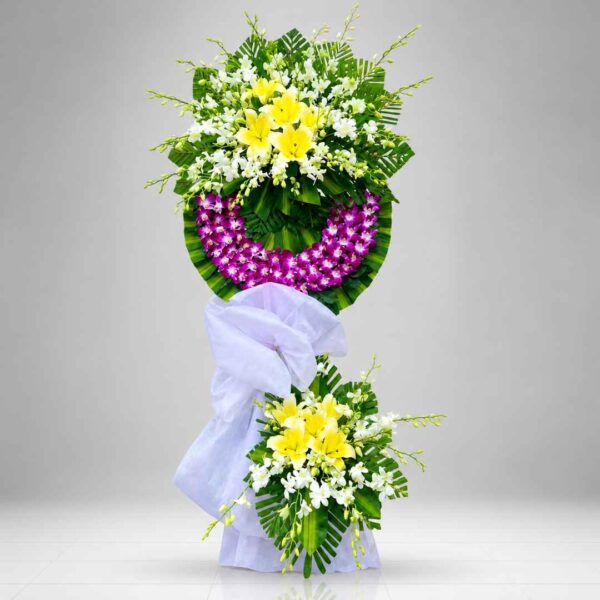 Kệ hoa chia buồn 359 với hoa lan tím, ly vàng và hoa trắng thiết kế sang trọng nổi bật trên nền lá xanh hiện đại