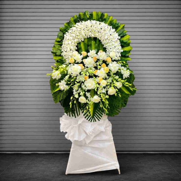 Kệ hoa chia buồn 326 với hoa lan trắng, hoa hồng kem và lá xanh nghệ thuật, thiết kế sang trọng cho lễ viếng
