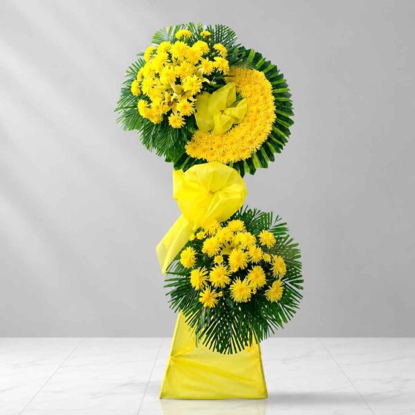 Kệ hoa chia buồn 335 với tông vàng nổi bật từ hoa cúc vàng kết hợp lá xanh nghệ thuật, mang ý nghĩa tưởng nhớ và lời tiễn biệt trang trọng.