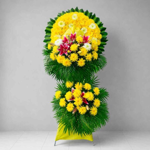 Kệ Hoa Đám Tang Cúc Vàng Tĩnh Lặng 347 với hoa cúc vàng nổi bật kết hợp hoa ly đỏ và lá xanh sang trọng, thể hiện sự tiếc thương và tiễn biệt trang nghiêm.