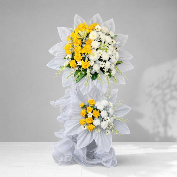 Kệ Hoa Viếng Thành Tâm 393 với thiết kế hoa viếng tông trắng vàng sang trọng, kết hợp hoa cúc và hoa vàng nổi bật thể hiện sự tiếc thương và lòng thành kính.