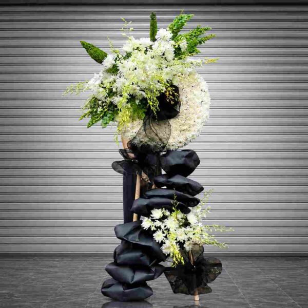 Kệ hoa chia buồn 376 tone trắng đen sang trọng với hoa cúc trắng và nơ đen nghệ thuật hiện đại