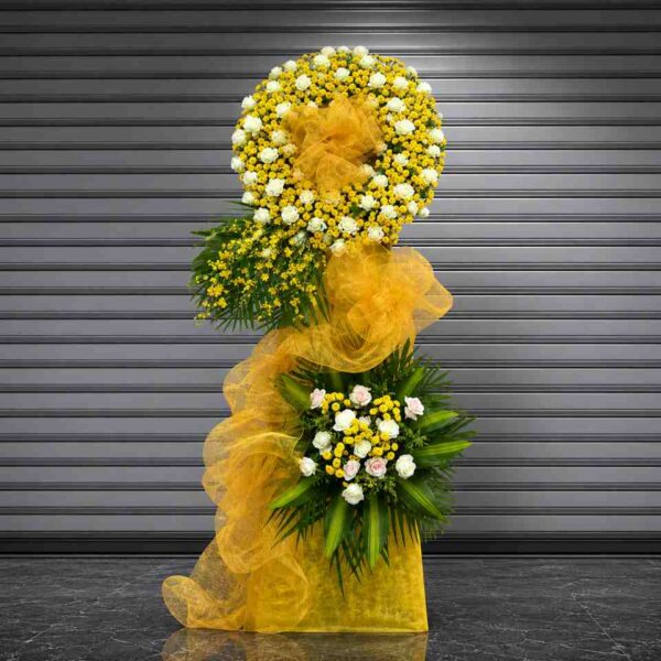 Kệ hoa chia buồn 378 3 Kệ hoa chia buồn 378 thiết kế hai tầng tông vàng trắng nổi bật, kết hợp hoa hồng trắng, hoa cúc vàng và nơ voan vàng sang trọng dành cho lễ viếng.