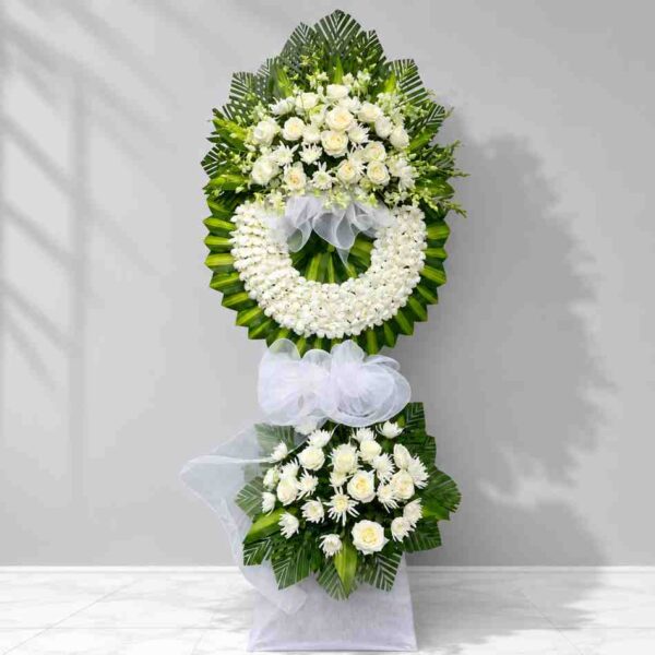 Shop hoa tươi Ninh Bình- Điện hoa Ninh Bình uy tín 95 Kệ hoa chia buồn 383 thiết kế hai tầng với hoa hồng trắng, hoa cúc trắng và vòng hoa viếng sang trọng, mang phong cách trang nghiêm và tinh tế.
