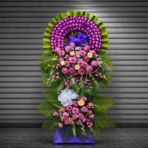 Kệ hoa chia buồn 389 thiết kế tông tím hồng nổi bật với hoa lan tím, hoa hồng hồng và lá xanh nghệ thuật, mang vẻ đẹp sang trọng và trang nghiêm.