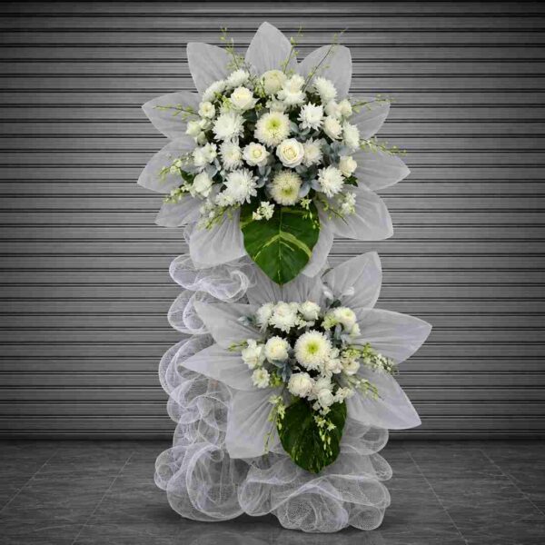 Kệ hoa chia buồn 398 tone trắng thanh lịch với hoa hồng trắng, cúc trắng và lá xanh thiết kế hai tầng sang trọng