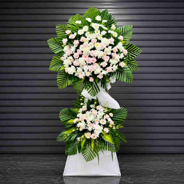 Kệ hoa chia buồn 411 thiết kế hai tầng tông trắng hồng nhẹ nhàng kết hợp hoa hồng, hoa cúc trắng và lá xanh nghệ thuật sang trọng.