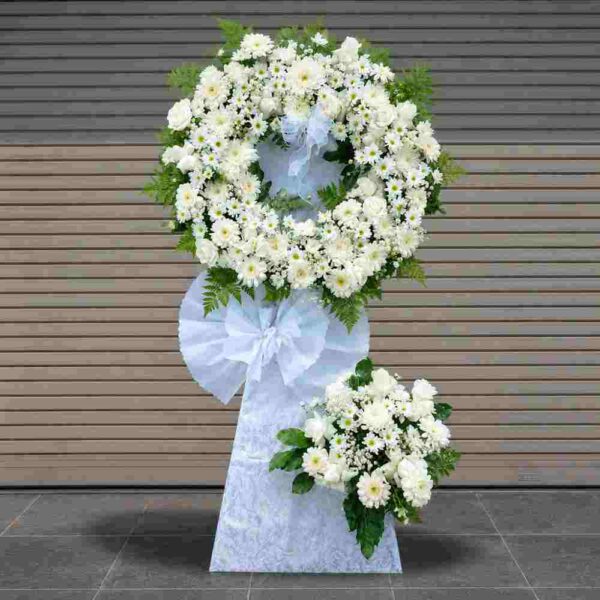 Vòng Hoa Viếng Tông Trắng Hiện Đại 385 với thiết kế vòng hoa trắng sang trọng từ cúc trắng, hoa hồng trắng và lá xanh, thể hiện sự chia buồn trang nghiêm, tinh tế.