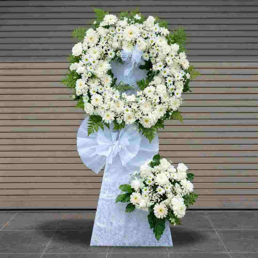 Vòng Hoa Viếng Tông Trắng Hiện Đại 385 2 Vòng Hoa Viếng Tông Trắng Hiện Đại 385 với thiết kế vòng hoa trắng sang trọng từ cúc trắng, hoa hồng trắng và lá xanh, thể hiện sự chia buồn trang nghiêm, tinh tế.