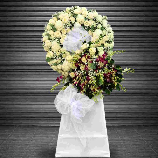 Kệ hoa chia buồn 421 với vòng hoa trắng sang trọng kết hợp lan tím nổi bật và nơ voan trắng tinh tế